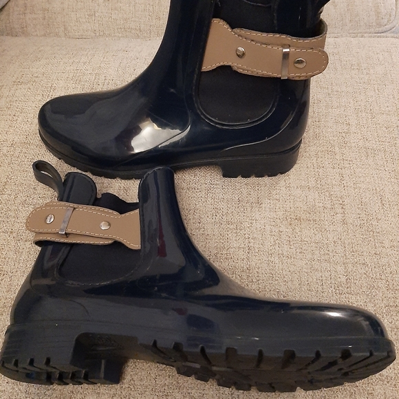 Made in italy ladies boots. Sz::6.5 rubber made. Like new. - Picture 1 of 8
